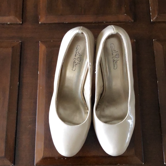 Women’s size 10 Journee Collection tan stilettos - Picture 11 of 16